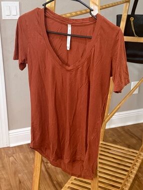 Babaton Rust Short Sleeve V-Neck Tee